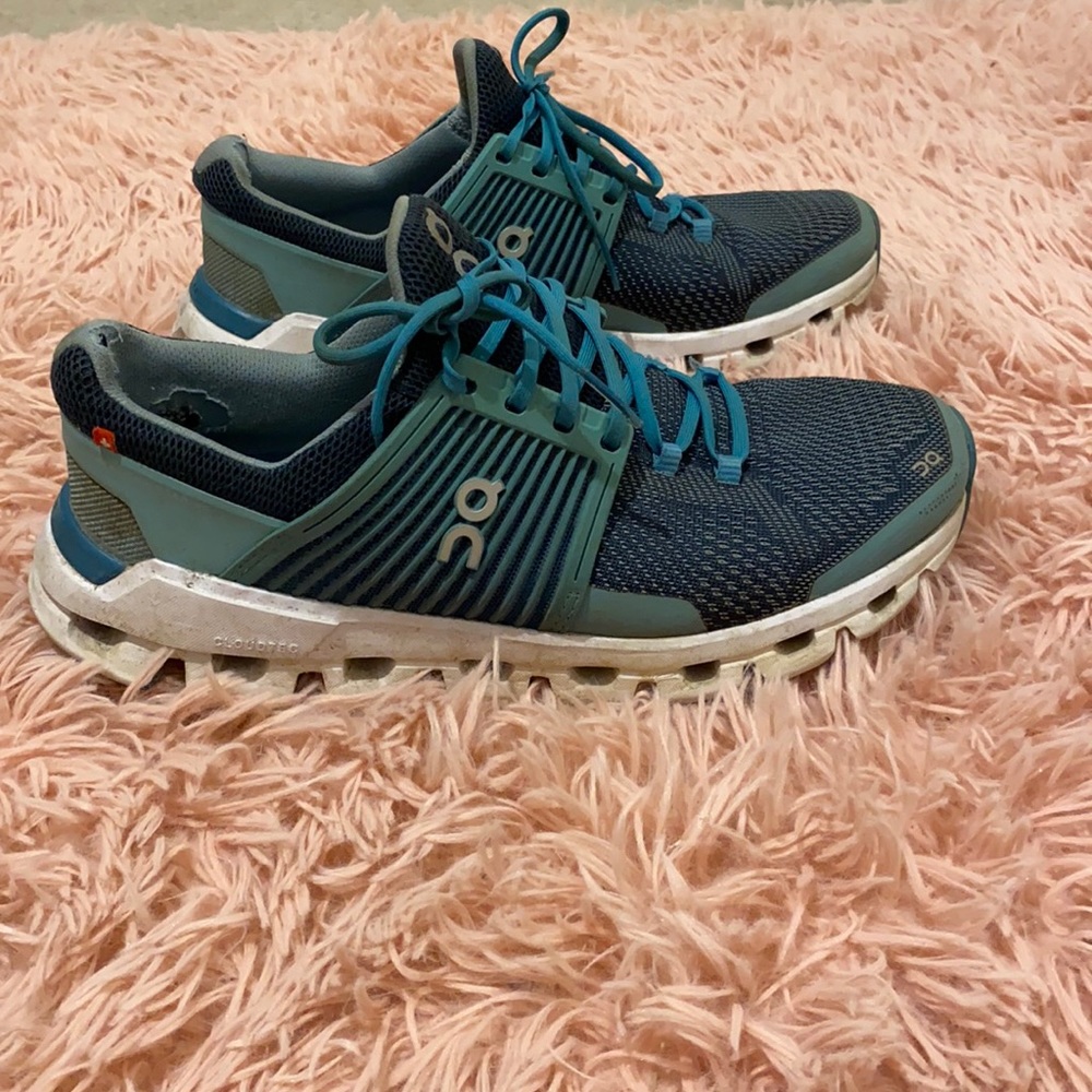 On cloud tennis shoes